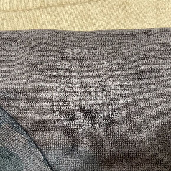 Spanx Look At Me Now Seamless Leggings in Black Camo Size Small - Picture 9 of 9